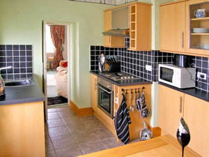 Self catering breaks at Ymwlch Bach Farmhouse in Criccieth, Gwynedd