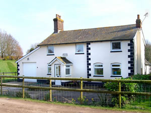 Self catering breaks at Bridge Farmhouse in Verwood, Dorset