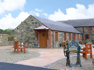 Self catering breaks at Lavender Cottage in Caeathro, Gwynedd