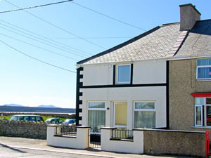 Self catering breaks at Malltraeth Cottage in Malltraeth, Isle of Anglesey
