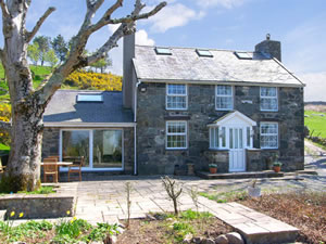 Self catering breaks at Owl Farmhouse in Caernarfon, Gwynedd