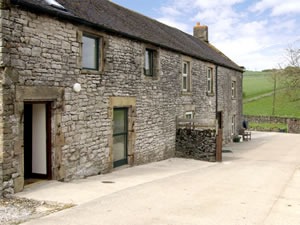 Self catering breaks at Bluebird Cottage in Parwich, Derbyshire