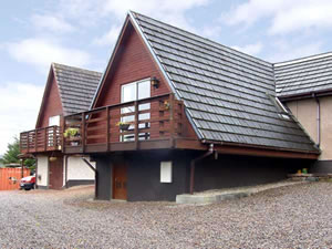 Self catering breaks at Larchfield Chalet 2 in Strathpeffer, Ross-shire