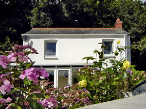 Self catering breaks at Coachmans Cottage in Pentewan, Cornwall