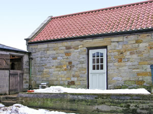 Self catering breaks at Barn Cottage in Robin Hoods Bay, North Yorkshire