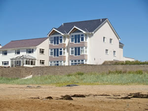 Self catering breaks at Craig y Don in Rhosneigr, Isle of Anglesey