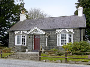 Self catering breaks at Hunting Lodge Talhenbont Hall Country Estate in Pedairffordd, Gwynedd