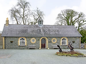 Self catering breaks at Woodberry Talhenbont Hall Country Estate in Pedairffordd, Gwynedd