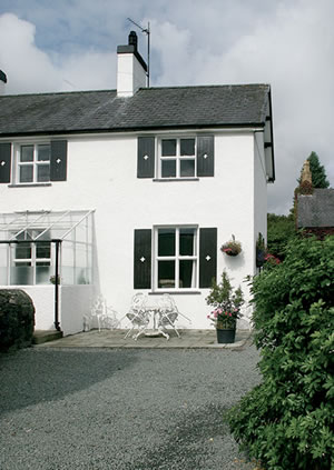 Self catering breaks at Gardeners Cottage Talhenbont Hall Country Estate in Pedairffordd, Gwynedd