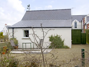 Self catering breaks at Ty Gwennol Bach in Dinas Cross, Pembrokeshire