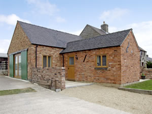 Self catering breaks at Hollies Barn in Atlow, Derbyshire