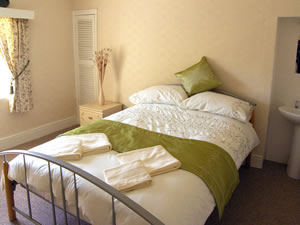 Self catering breaks at Pensyflog Farm in Porthmadog, Gwynedd