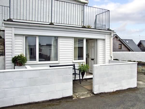Self catering breaks at Apartment 2 in Rhosneigr, Isle of Anglesey