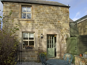 Self catering breaks at Clematis Cottage in Baslow, Derbyshire