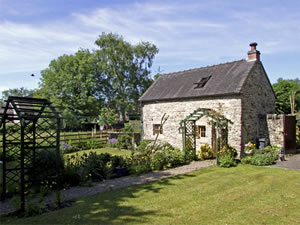 Self catering breaks at Church Barn in Fenny Bentley, Derbyshire