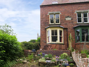 Self catering breaks at Burnside in Robin Hoods Bay, North Yorkshire