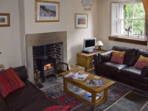 Self catering breaks at 2 Brookside Cottage in Baslow, Derbyshire