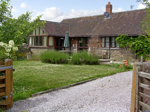 Self catering breaks at 1 Church Farm Barn in Halford, Shropshire