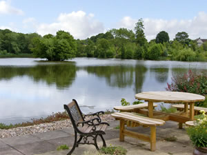 Self catering breaks at Lakeside Cottage in Rosehill, Shropshire