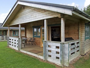 Self catering breaks at Kingfisher in South Cerney, Gloucestershire