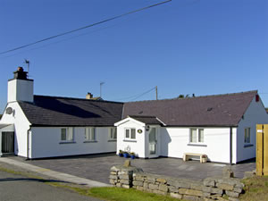 Self catering breaks at Maes Gwyddau in Llanfwrog, Isle of Anglesey