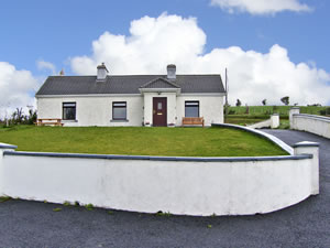 Self catering breaks at Diskins Cottage in Carrowkennedy, County Mayo