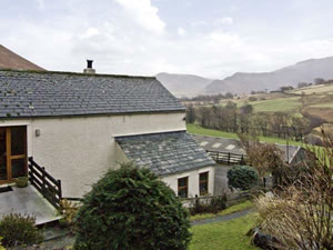 Self catering breaks at Oaks Apartment- Keskadale Farm in Newlands, Cumbria