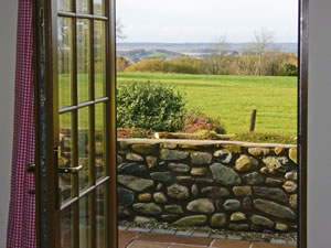 Self catering breaks at Poppy Cottage in Caeathro, Gwynedd