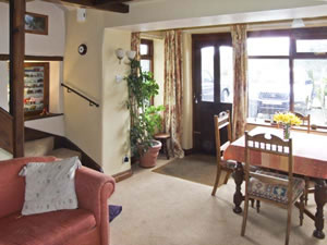 Self catering breaks at Ivy Cottage in Tideswell, Derbyshire