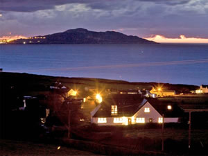 Self catering breaks at Bwthyn Bach in Church Bay, Isle of Anglesey