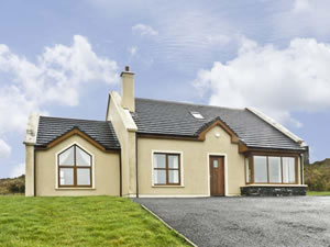 Self catering breaks at No 6 Dingle Peninsula Cottage in Lispole, County Kerry