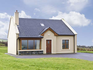 Self catering breaks at No 8 Dingle Peninsula Cottage in Lispole, County Kerry