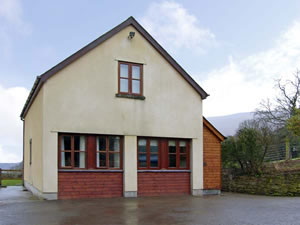 Self catering breaks at Penrose Cottage in Govilon, Monmouthshire