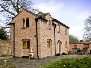 Self catering breaks at Glebe Cottage in Radbourne, Derbyshire