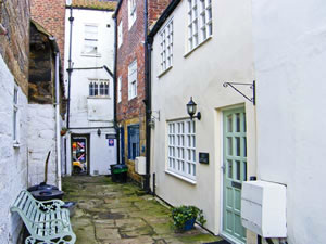 Self catering breaks at Jet Cottage in Whitby, North Yorkshire