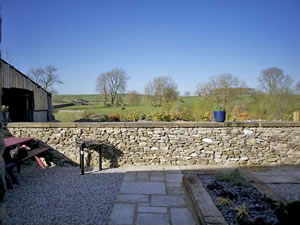 Self catering breaks at Spingle Barn in Monyash, Derbyshire