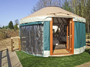 Self catering breaks at The Lakeside Yurt in Beckford, Gloucestershire