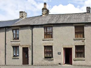 Self catering breaks at Myrtle Cottage in Tideswell, Derbyshire