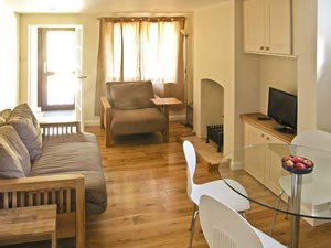 Self catering breaks at 12a East Row in Holbrook, Suffolk