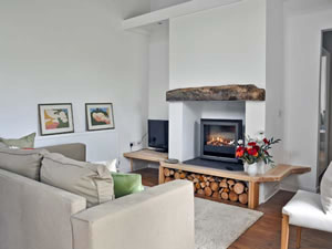 Self catering breaks at Beudy Hywel in Llanrug, Gwynedd