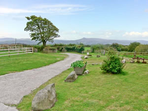 Self catering breaks at Bwthyn Bach in Newport, Pembrokeshire