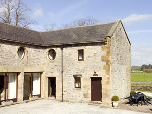 Self catering breaks at East Cawlow Barn in Hulme End, Derbyshire