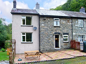 Self catering breaks at 2 Llawrcoed Isaf in Llanbrynmair, Powys