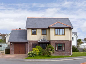 Self catering breaks at Min Y Traeth in Criccieth, Gwynedd