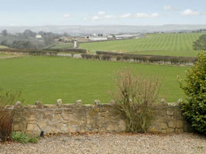 Self catering breaks at Ivy Cottage in Caldwell, North Yorkshire