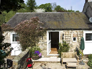 Self catering breaks at The Old Dairy at Shaws Farm in Atlow, Derbyshire