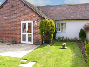 Self catering breaks at Grist Mill Cottage in Fontmell Magna, Dorset