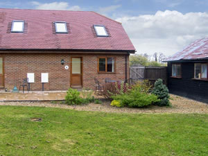 Self catering breaks at Mole Hill Cottage in Alderholt, Dorset