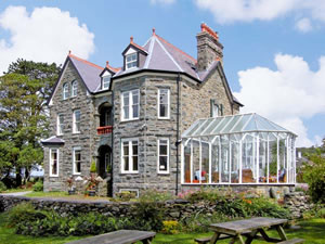 Self catering breaks at Pensarn Hall in Llanbedr, Gwynedd