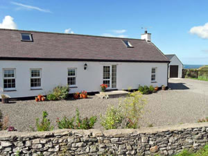 Self catering breaks at Seashore House in Llanfaethlu, Isle of Anglesey